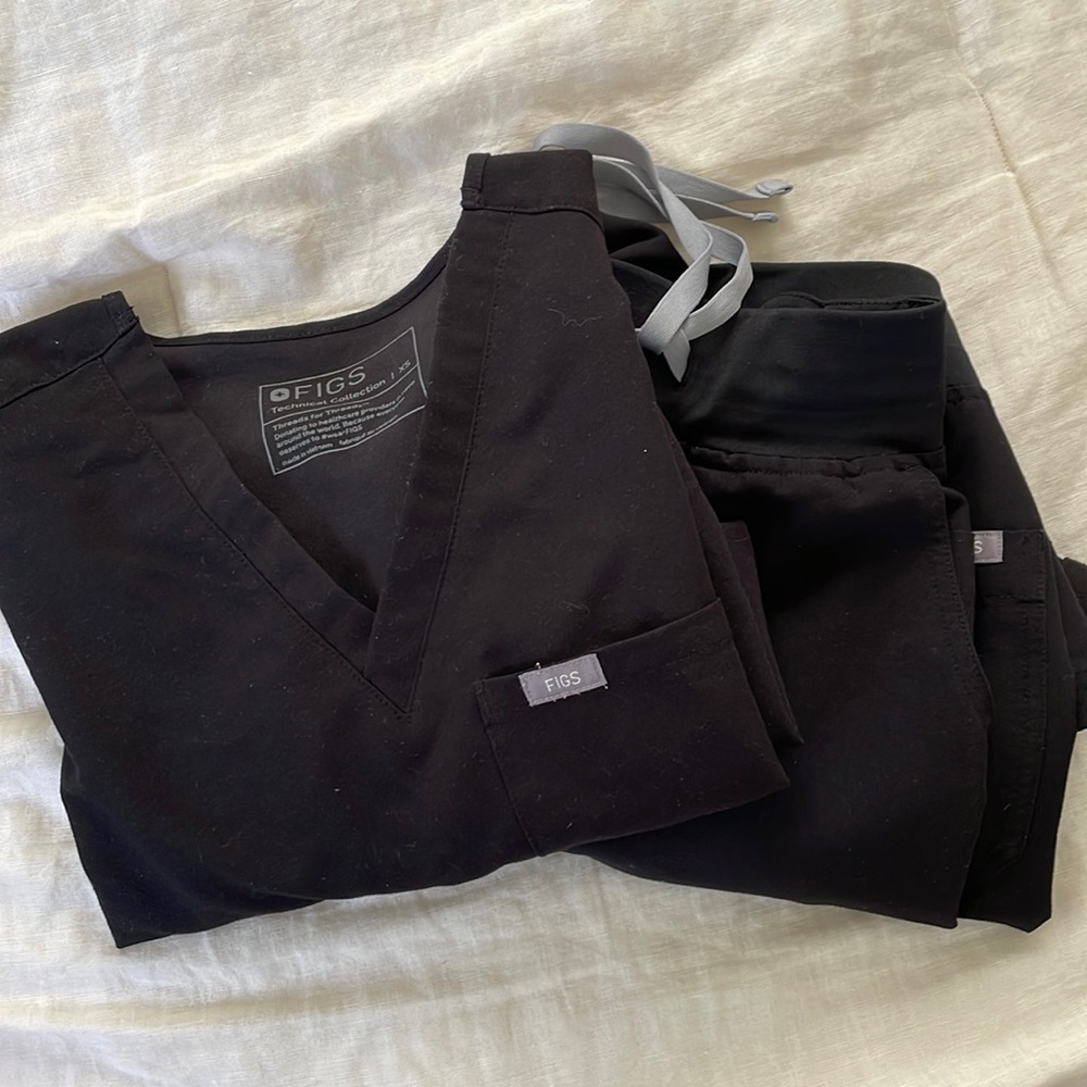 FIGS Black Scrub Set